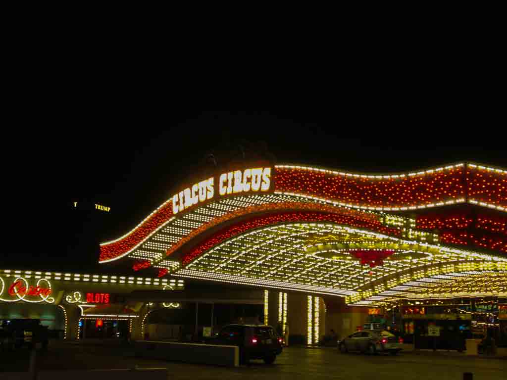 Der Eingang des Circus Circus Hotel in Las Vegas bei Nacht.