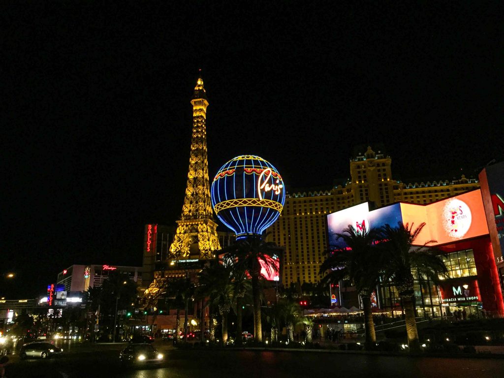 Paris Las Vegas mit Eiffelturm-Nachbau und Montgolfier-Ballon.