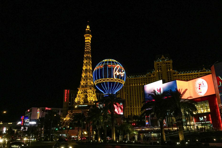Paris Las Vegas mit Eiffelturm-Nachbau und Montgolfier-Ballon.
