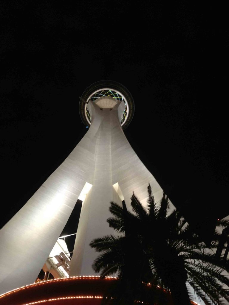 Der Stratosphere Tower in Las Vegas bei Nacht von unten fotografiert.