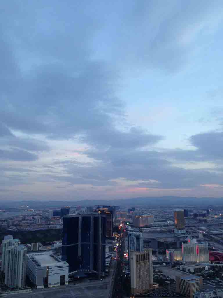 Die Aussicht vom Stratosphere Tower auf den Las Vegas Strip am Abend.