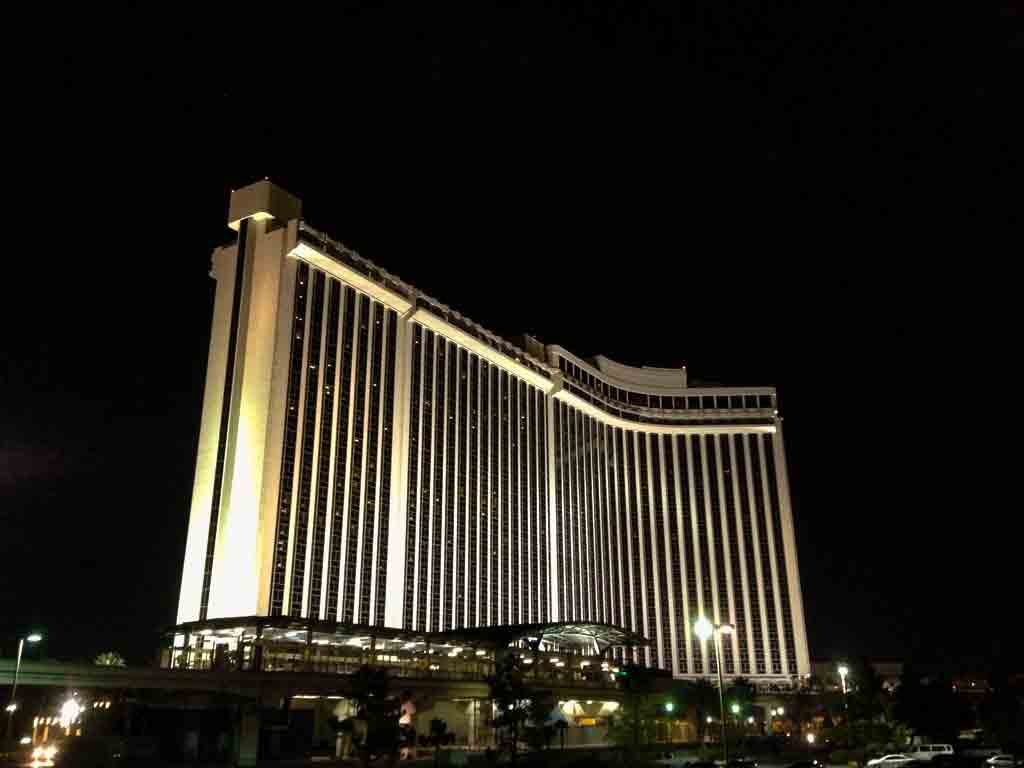 Das Westgate Hotel in Las Vegas bei Nacht.