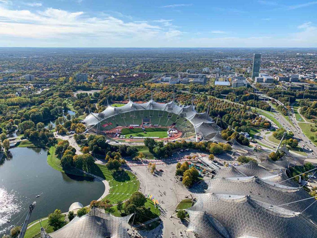 Der Olympiapark von oben: Das Münchner Olympiastadion vom Turm aus fotografiert. Foto: Niklas Brose