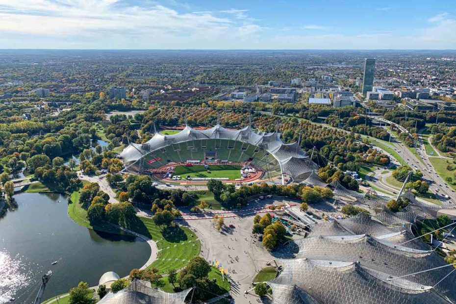 Der Olympiapark von oben: Das Münchner Olympiastadion vom Turm aus fotografiert. Foto: Niklas Brose