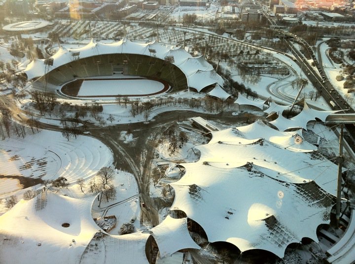 Schnee bedeckt die Dächer im Olympiapark in München. Foto: Niklas Brose