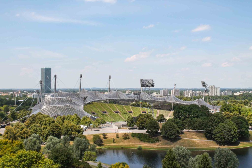 Das Olympiastadion in München mit seinem Zeltdach vom Olympiaberg aus. Foto: Niklas Brose