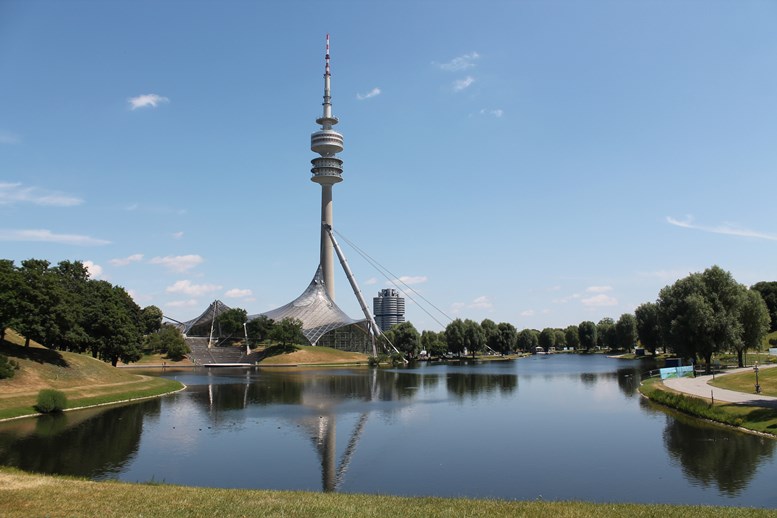 Der Olympiasee in München, im Hintergrund der BMW-Zylinder. Foto: Niklas Brose
