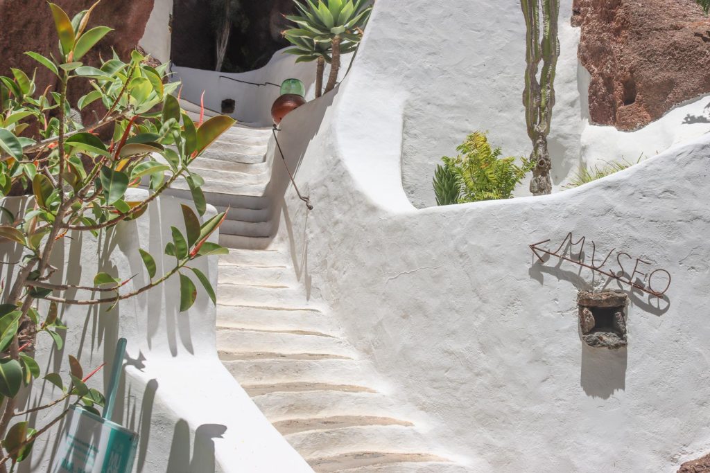 Treppen führen in die Casa Omar Sharif. Ein Schild weist auf das Museum hin. Foto: Niklas Brose