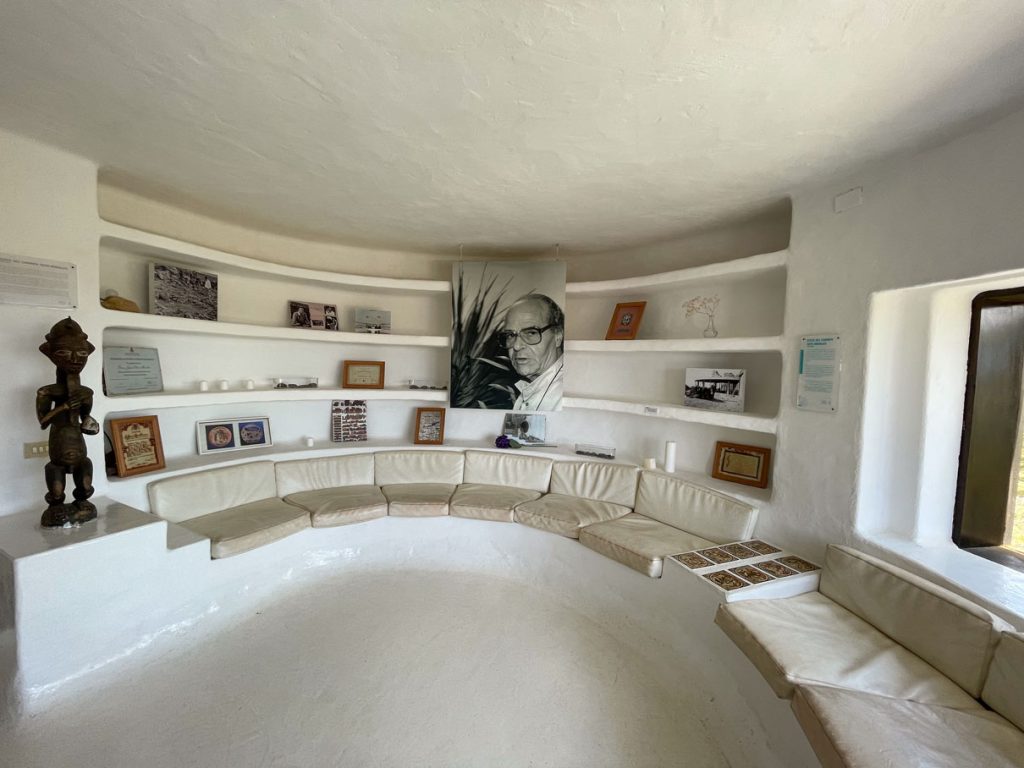 Bilder, Fotos und Skulpturen im ovalen Zimmer. Foto: Niklas Brose