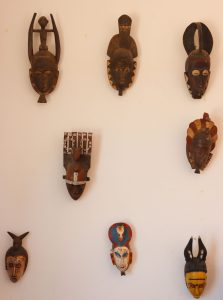 Masken an der Wand im Lagomar Museum. Foto: Niklas Brose