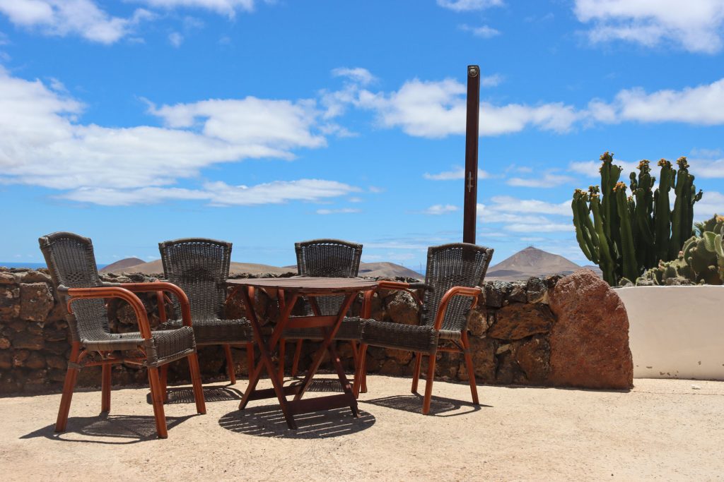 Sonnenterrasse am Lagomar Museum auf Lanzarote unter blauem Himmel. Foto: Niklas Brose