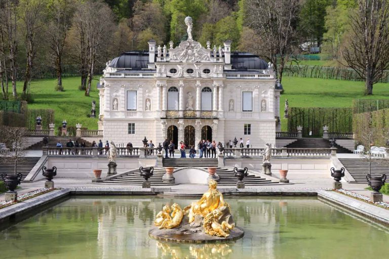 Blick über den Brunnen und das Wasserbecken vor Schloss Linderhof.