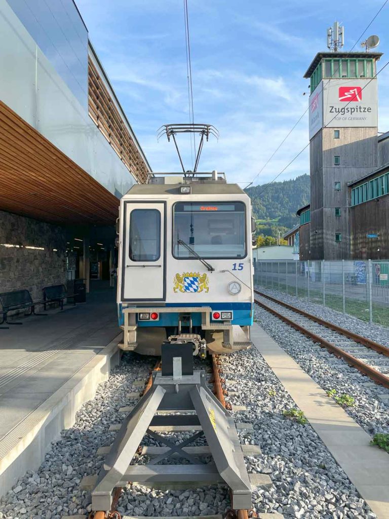 Ein Wagen der Bayerischen Zugspitzbahn steht auf dem Gleis am Zugspitzbahn.