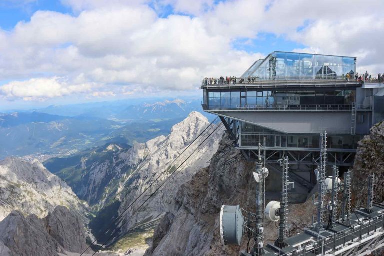 Der Gipfel der Zugspitze mit Bergstation der Seilbahn und das umliegende Gebirge. und